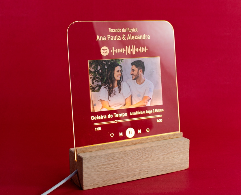 LLuminária Casal Personalizada – Foto e Música Especial no Spotify